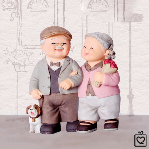 Tượng ông bà - dắt cún đi dạo