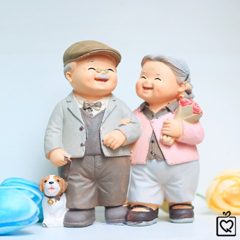 Tượng ông bà - dắt cún đi dạo