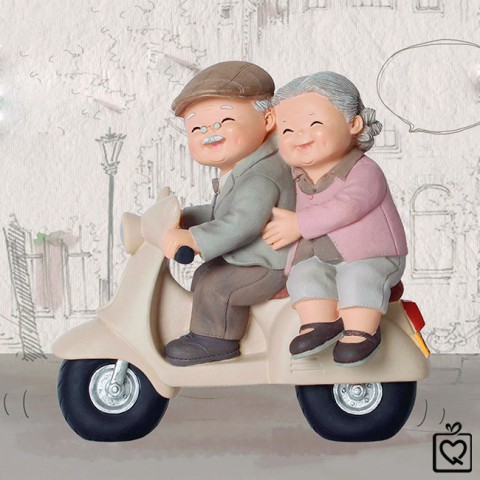 Tượng ông bà - đi xe máy