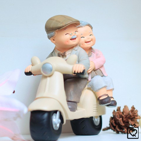 Tượng ông bà - đi xe máy