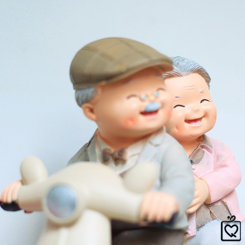 Tượng ông bà - đi xe máy
