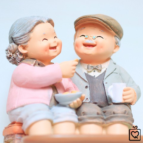 Tượng ông bà - ngâm chân thưởng bánh