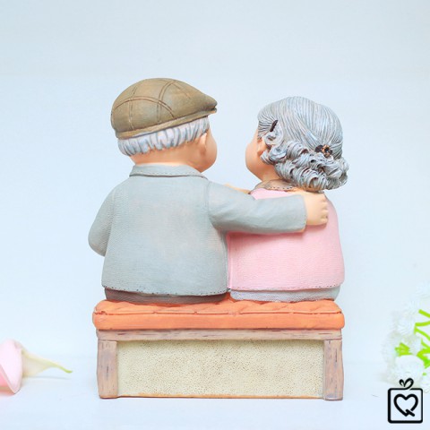 Tượng ông bà - ngâm chân thưởng bánh