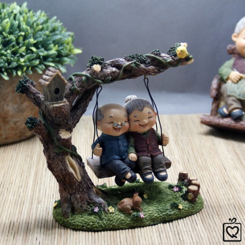 Tượng ông bà - Trên xích đu 