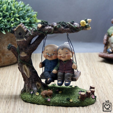 Tượng ông bà - Trên xích đu 