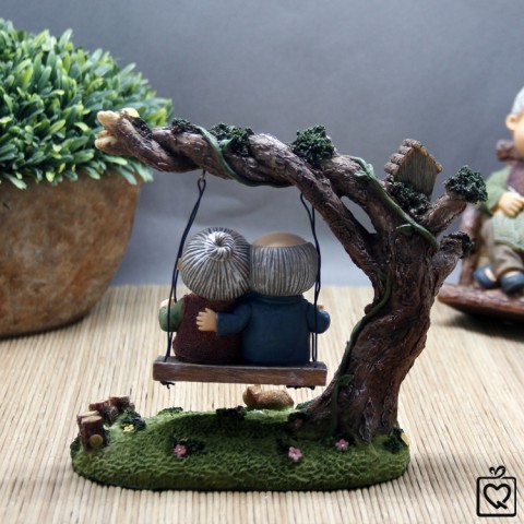 Tượng ông bà - Trên xích đu 