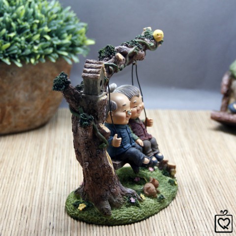 Tượng ông bà - Trên xích đu 
