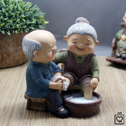 Tượng ông bà - Rửa chân hạnh phúc