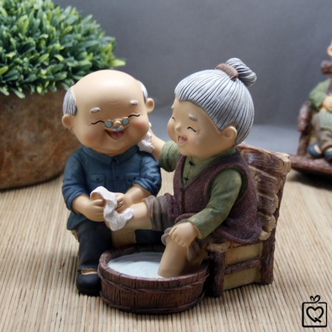 Tượng ông bà - Rửa chân hạnh phúc