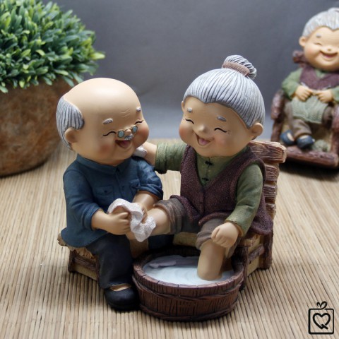 Tượng ông bà - Rửa chân hạnh phúc
