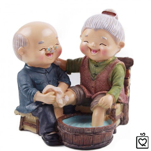 Tượng ông bà - Rửa chân hạnh phúc