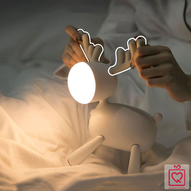 Đ&egrave;n ngủ để b&agrave;n dễ thương - tuần lộc