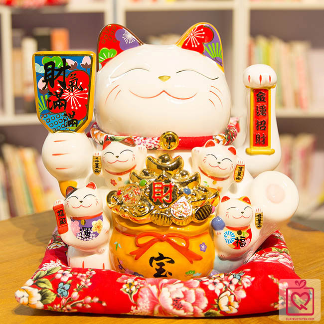 M&egrave;o vẫy tay - Tiền v&agrave;ng đầy hũ