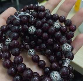 Vòng tay phong thủy đá thạch ngọc lựu Garnet 8ly 17 hạt