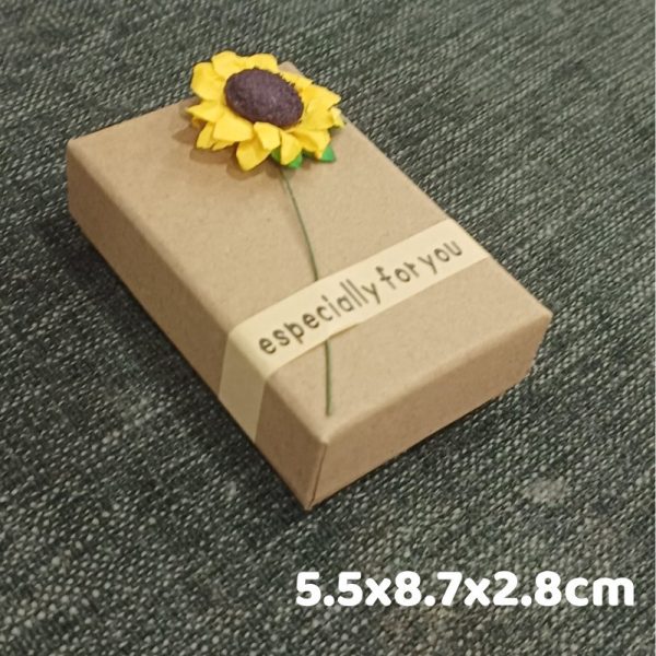 Hộp đựng trang sức màu kraft gắn hoa H46 - 5.5x8.7x2.8cm