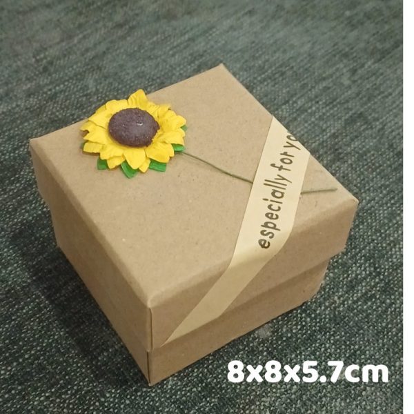Hộp đựng trang sức màu kraft gắn hoa H46 - 8x8x5.7cm