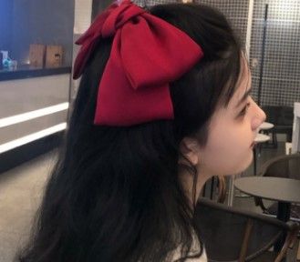 Kẹp tóc thanh lịch cho chị em: càng cua, nơ lụa - Nơ lụa nàng thơ