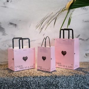 Túi giấy hồng in trái tim quai đen TU28