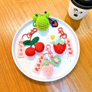 Móc khóa len handmade quả hồng, cherry may mắn