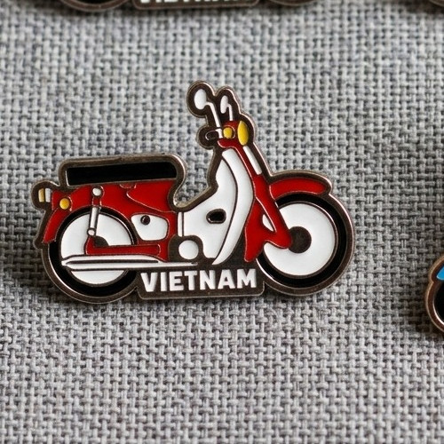 Huy hiệu kim loại Việt Nam: xe Cub, xích lô, món ăn - Xe máy đỏ