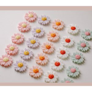 Nến thơm dễ thương: cúc daisy, quái vật đất sét