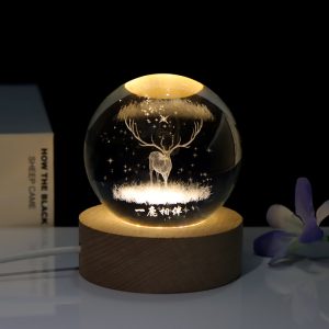 Đèn quả cầu pha lê 3D đế gỗ 8cm - tuần lộc
