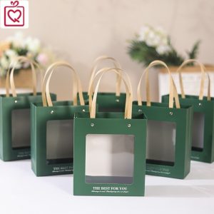 Hộp đựng quà tặng H27 ô cửa nhựa mica có quai xách, hộp quà mặt kính kèm rơm giấy 18x18cm