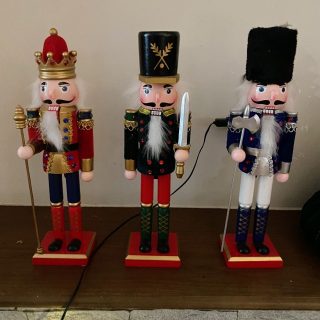 Ảnh thật khách chụp: Chú lính gỗ Nutcracker Quà Giáng sinh Búp bê gỗ chú lính chì 30cm